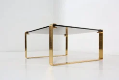 Table basse moderne du milieu du siècle avec base plaquée or et plateau en verre, années 1970.