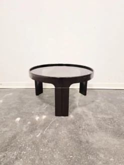 Table basse noire des années 1970 de style mid-century moderne avec plateau en verre fumé