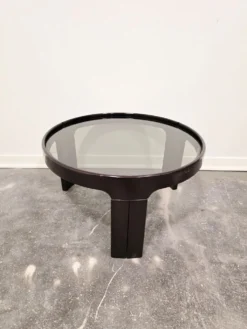 Table basse noire des années 1970 de style mid-century moderne avec plateau en verre fumé