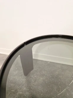 Table basse noire des années 1970 de style mid-century moderne avec plateau en verre fumé