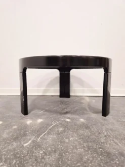 Table basse noire des années 1970 de style mid-century moderne avec plateau en verre fumé