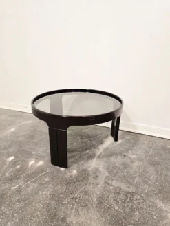 Table basse noire des années 1970 de style mid-century moderne avec plateau en verre fumé