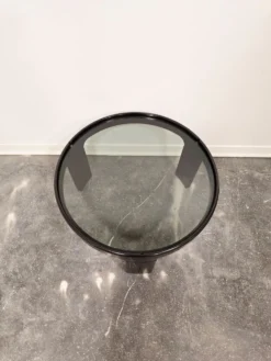 Table basse noire des années 1970 de style mid-century moderne avec plateau en verre fumé