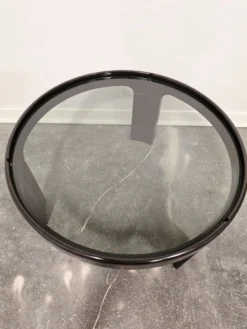 Table basse noire des années 1970 de style mid-century moderne avec plateau en verre fumé