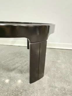 Table basse noire des années 1970 de style mid-century moderne avec plateau en verre fumé