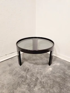 Table basse noire des années 1970 de style mid-century moderne avec plateau en verre fumé