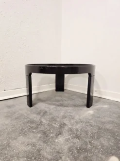 Table basse noire des années 1970 de style mid-century moderne avec plateau en verre fumé