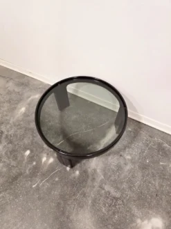 Table basse noire des années 1970 de style mid-century moderne avec plateau en verre fumé