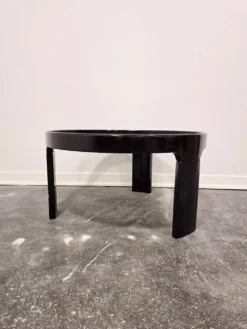 Table basse noire des années 1970 de style mid-century moderne avec plateau en verre fumé
