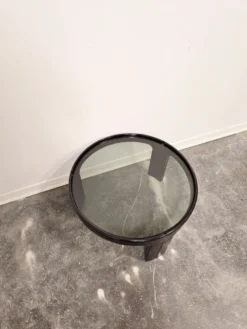 Table basse noire des années 1970 de style mid-century moderne avec plateau en verre fumé