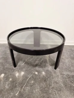 Table basse noire des années 1970 de style mid-century moderne avec plateau en verre fumé