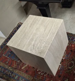 Table basse ou piédestal en travertin veiné italien