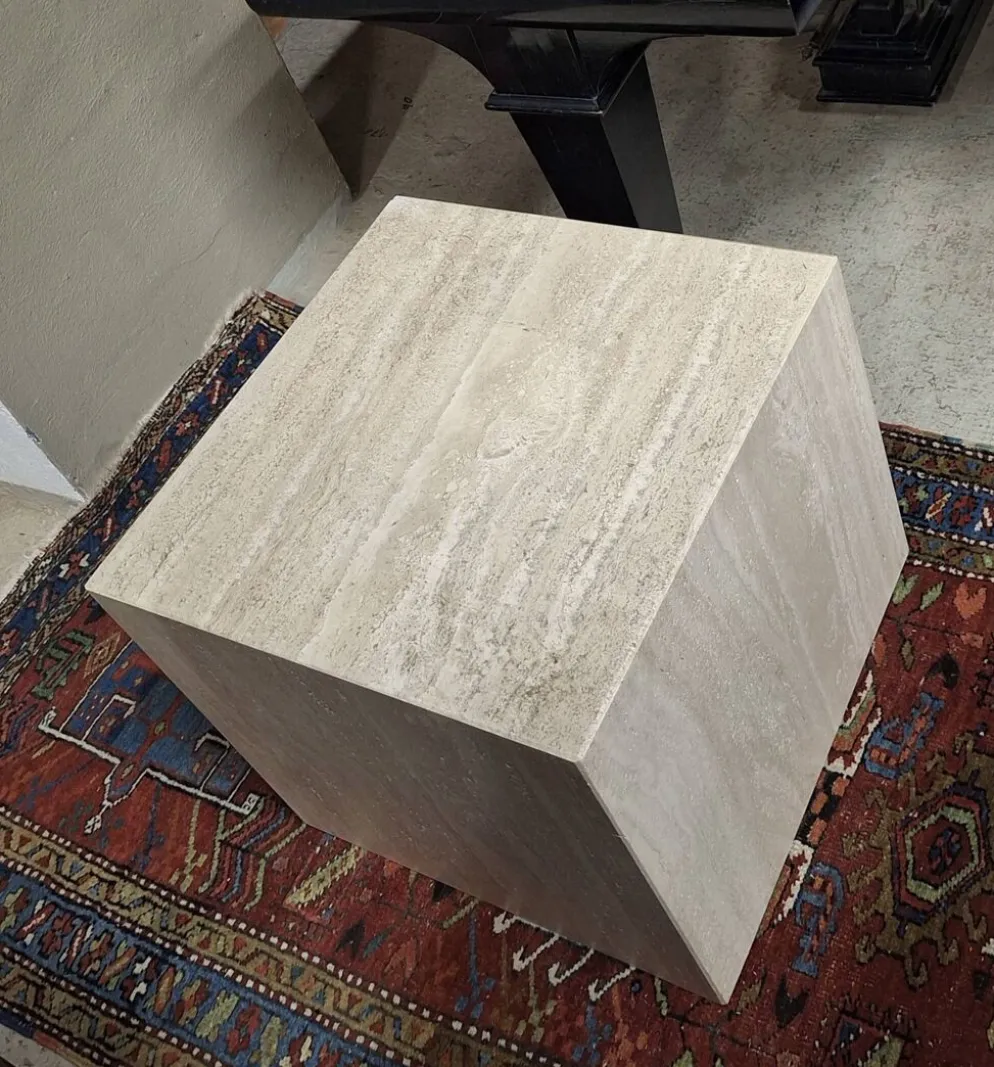 Table basse ou piédestal en travertin veiné italien