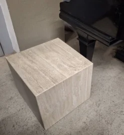 Table basse ou piédestal en travertin veiné italien