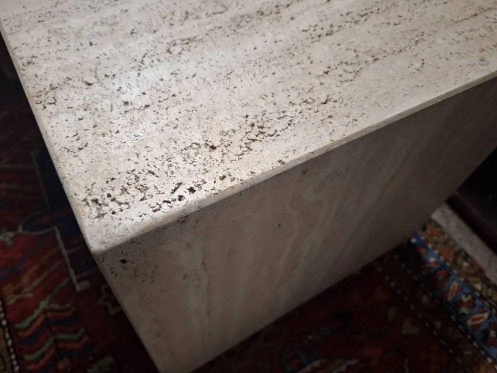 Table basse ou piédestal en travertin veiné italien