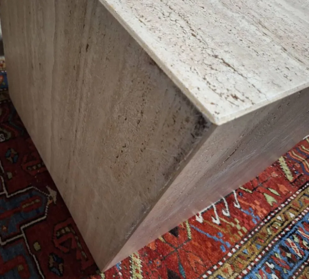 Table basse ou piédestal en travertin veiné italien