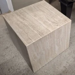 Table basse ou piédestal en travertin veiné italien