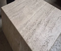 Table basse ou piédestal en travertin veiné italien