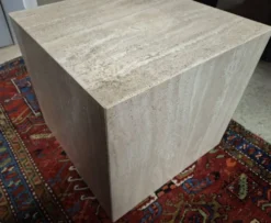 Table basse ou piédestal en travertin veiné italien