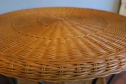 Table basse ou à vin en bambou et fer à deux niveaux des années 1960.