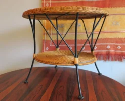 Table basse ou à vin en bambou et fer à deux niveaux des années 1960.