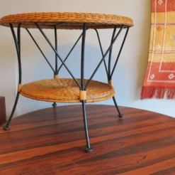 Table basse ou à vin en bambou et fer à deux niveaux des années 1960.