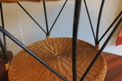 Table basse ou à vin en bambou et fer à deux niveaux des années 1960.