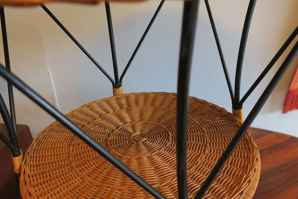 Table basse ou à vin en bambou et fer à deux niveaux des années 1960.