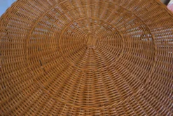 Table basse ou à vin en bambou et fer à deux niveaux des années 1960.
