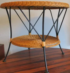 Table basse ou à vin en bambou et fer à deux niveaux des années 1960.