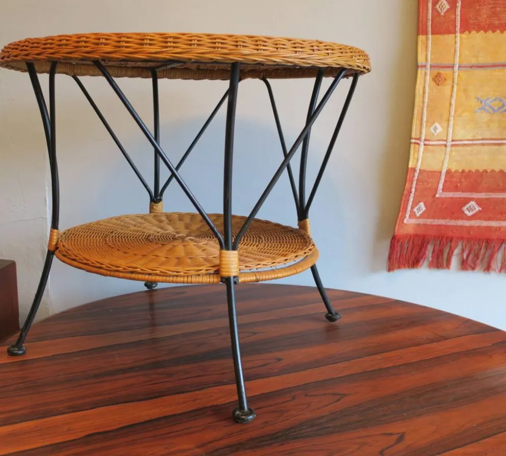 Table basse ou à vin en bambou et fer à deux niveaux des années 1960.