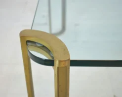 Table basse par Peter Ghyczy années 1970 en verre et laiton vintage