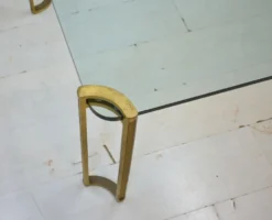 Table basse par Peter Ghyczy années 1970 en verre et laiton vintage