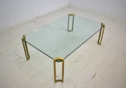 Table basse par Peter Ghyczy années 1970 en verre et laiton vintage