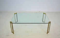 Table basse par Peter Ghyczy années 1970 en verre et laiton vintage