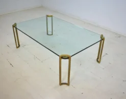 Table basse par Peter Ghyczy années 1970 en verre et laiton vintage