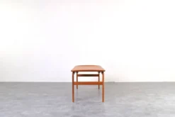 Table basse par Peter Hvidt et Orla Mølgaard-Nielsen pour France & Søn, années 1960.