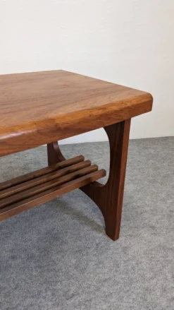Table basse porte-revues scandinave en teck, Suède vers 1960
