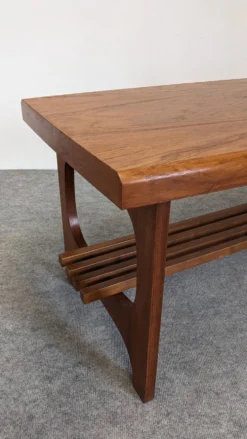 Table basse porte-revues scandinave en teck, Suède vers 1960