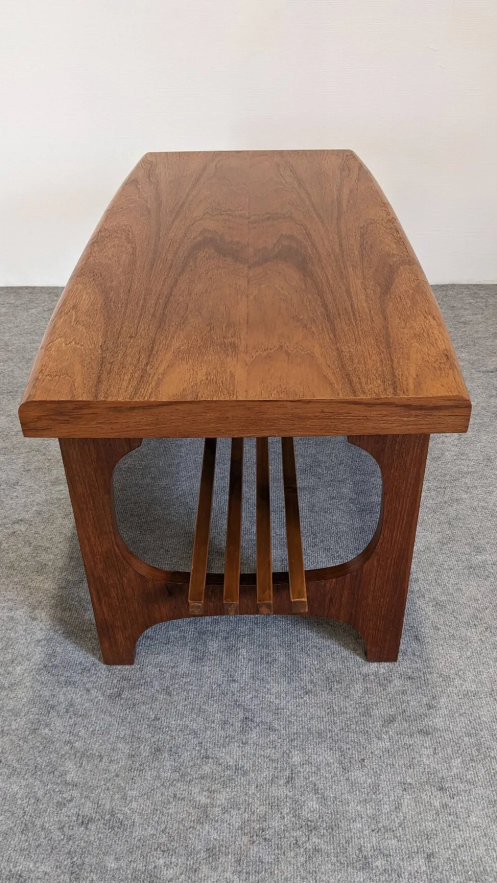 Table basse porte-revues scandinave en teck, Suède vers 1960