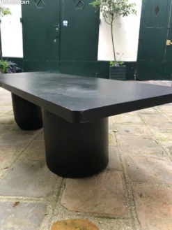 Table basse rectangle en bois teinté noir pied boule et cylindrique.
