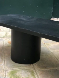 Table basse rectangle en bois teinté noir pied boule et cylindrique.