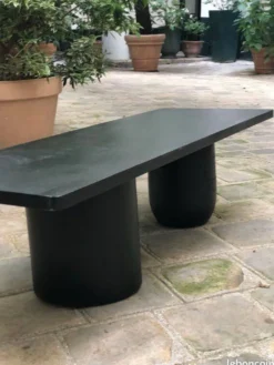 Table basse rectangle en bois teinté noir pied boule et cylindrique.