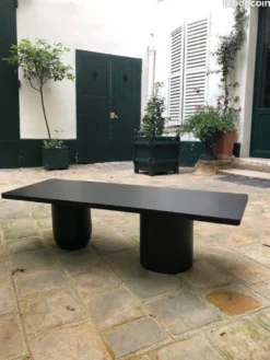 Table basse rectangle en bois teinté noir pied boule et cylindrique.
