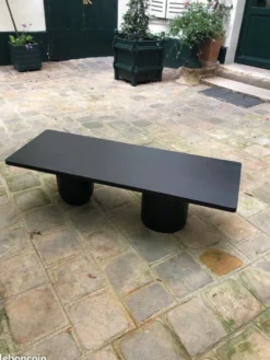 Table basse rectangle en bois teinté noir pied boule et cylindrique.