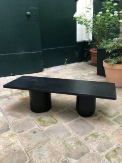 Table basse rectangle en bois teinté noir pied boule et cylindrique.