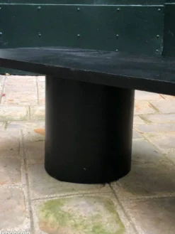 Table basse rectangle en bois teinté noir pied boule et cylindrique.