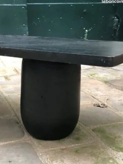 Table basse rectangle en bois teinté noir pied boule et cylindrique.