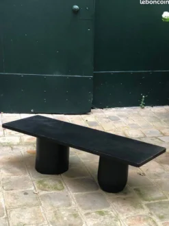 Table basse rectangle en bois teinté noir pied boule et cylindrique.