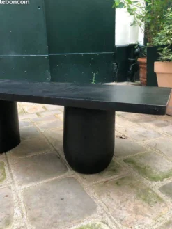Table basse rectangle en bois teinté noir pied boule et cylindrique.